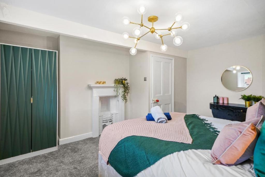 Deluxe 5 Bed In Central Whitby - Parking - Hot Tub Екстер'єр фото